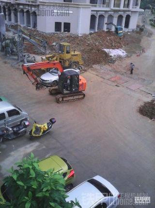 烦人，小区的两台小挖机早早就工作