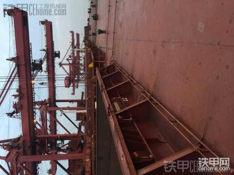 這是船頭的方向，這船大概在二十五六萬噸這樣子直接找洞口下倉[/p