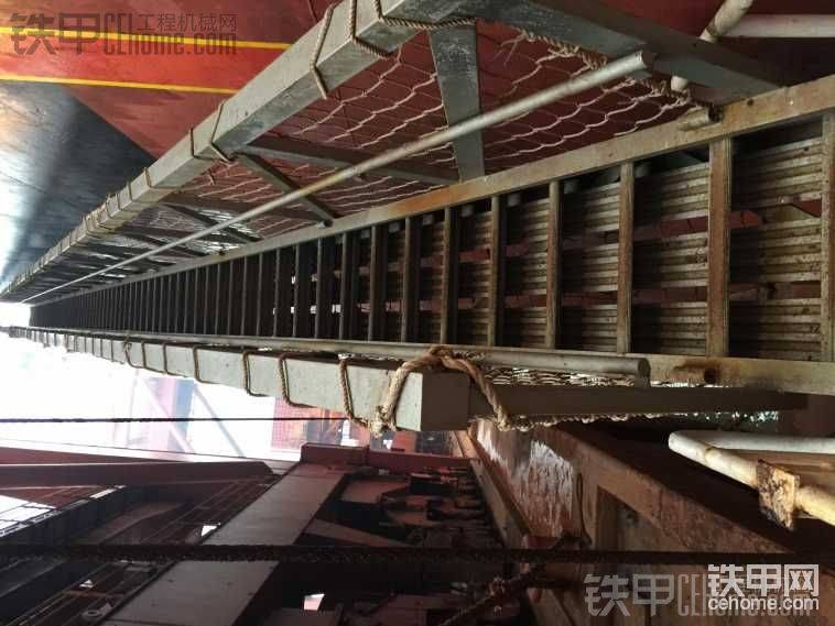 六點多點天還很亮，直接上船大家看看這船高不高，爬到上面有點&#2