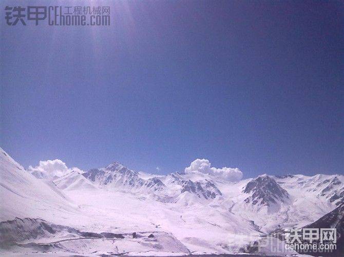 遠(yuǎn)處常年積雪的大山，在太陽的照射下，一點(diǎn)反應(yīng)也沒有，現(xiàn)在看&#3