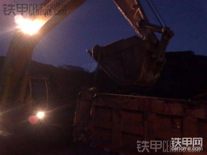 我的385吊后面，小松和另一臺385吊前面，一邊一個
