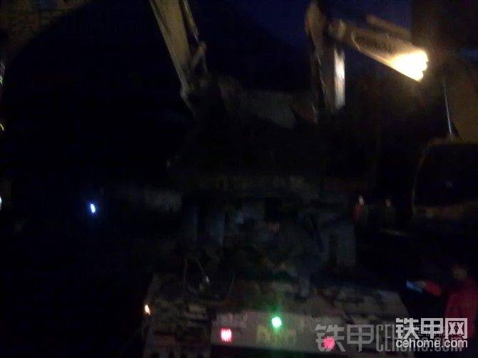 吊起來，拖車倒進來
