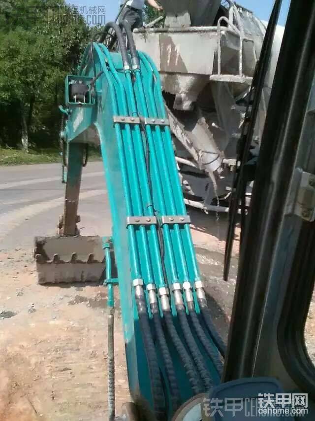 我同學(xué)去拖車上睡覺了，讓我在這接混凝土！