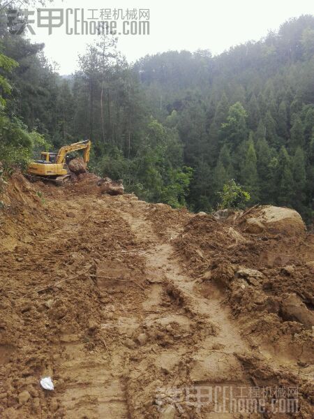 有人在深山老林里 開(kāi)挖機(jī)嗎