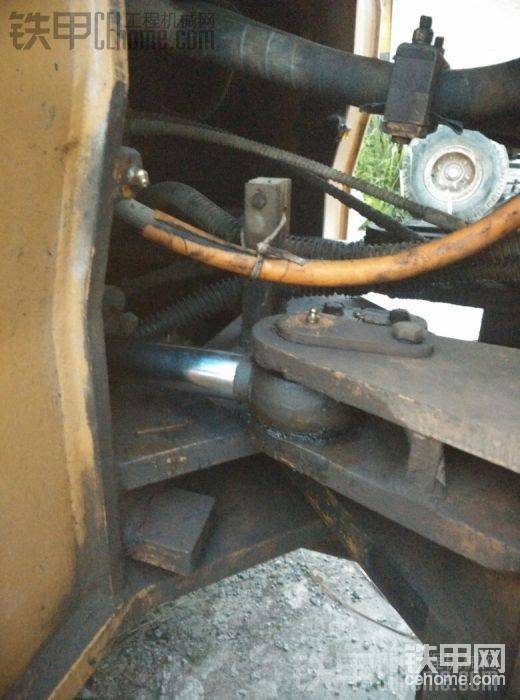 轉向油缸，我管理的時候讓開罐車司機干把活塞桿弄斷了……換過
