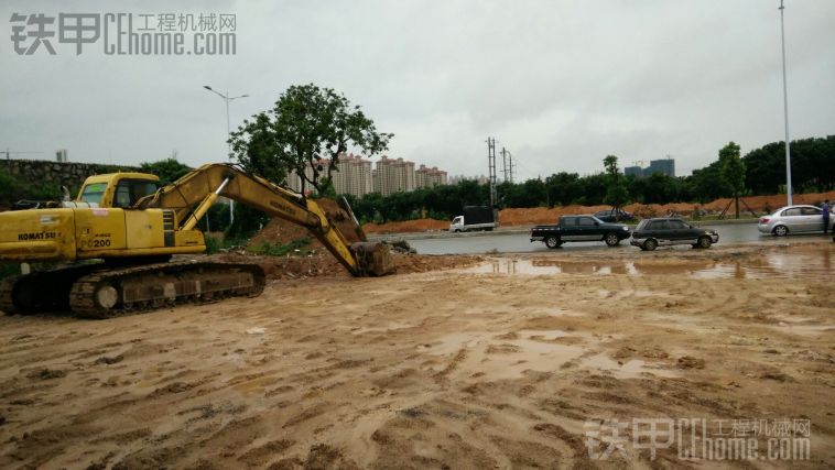 下雨停工十天，今天開(kāi)干又來(lái)暴雨。