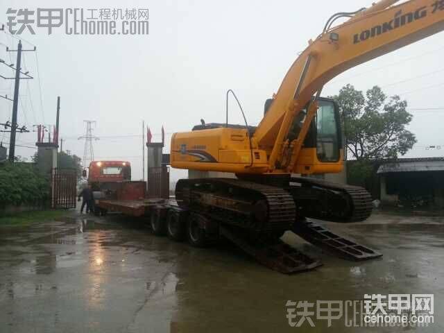 下雨打滑倒着撑了一把