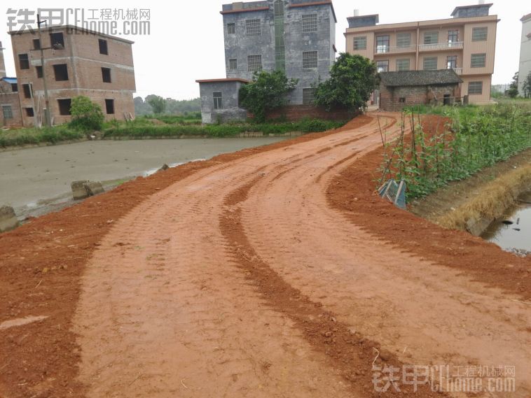 農(nóng)村填路，交警在路上攔車