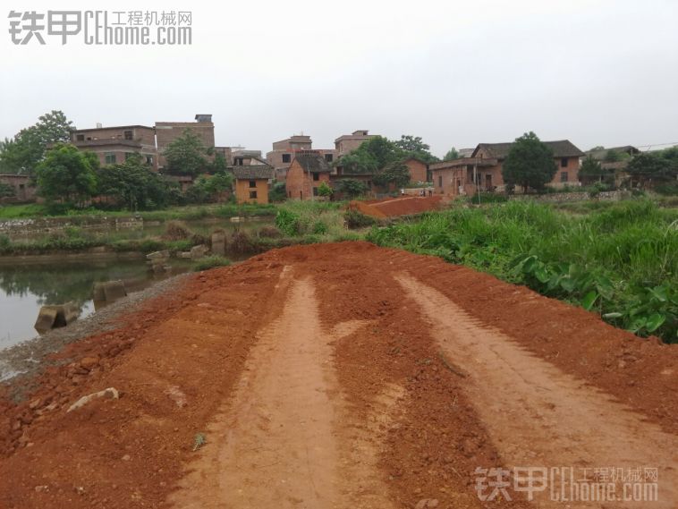 農(nóng)村填路，交警在路上攔車