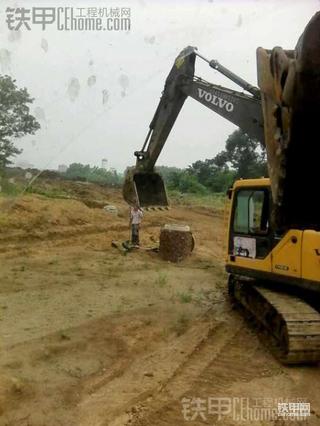 挖机 井下吊人，像不像