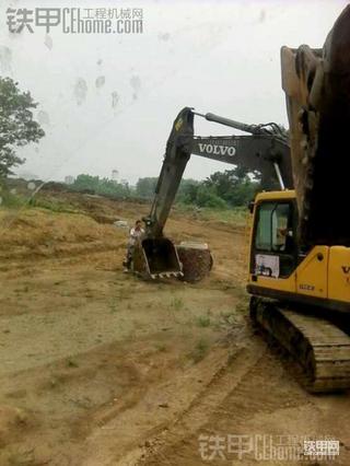 挖机 井下吊人，像不像