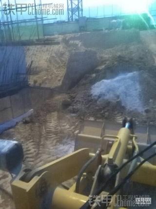 一天跑两个工地，还在加班！