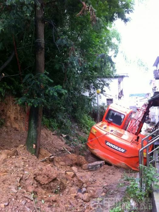 下太多雨了路都松了差点把人家房砸了。