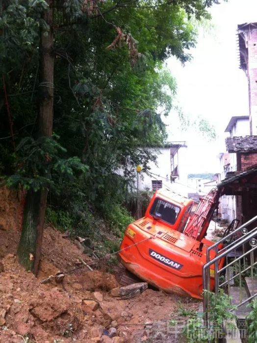 下太多雨了路都松了差点把人家房砸了。