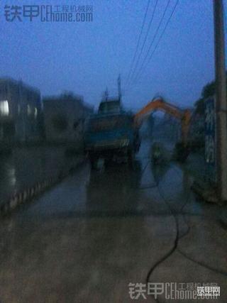 走叉！龙工八五的鞋爆了！费劲