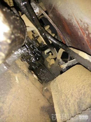 请教甲友   帮忙看看这事哪漏油