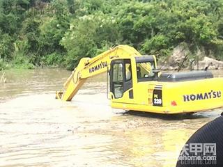 挖掘機在水里撈魚