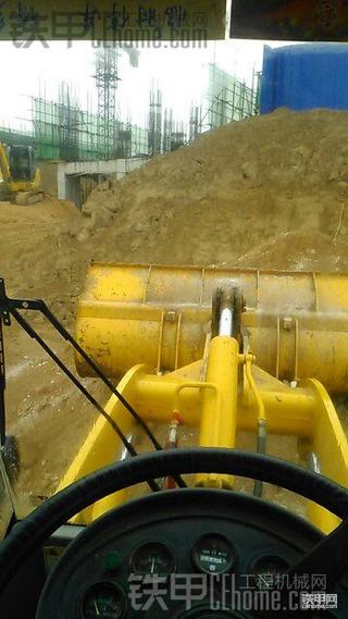 雨中和徐工xe75小挖配合作业