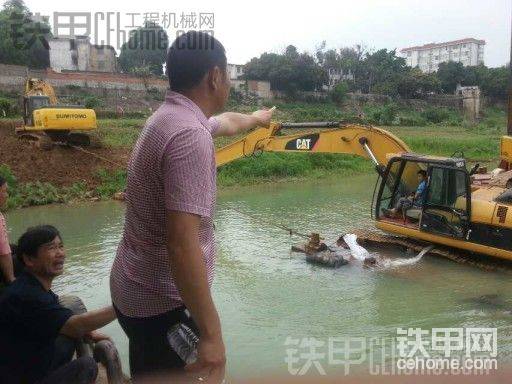 住友用鋼絲繩把船給拉住，不讓它往下沉
