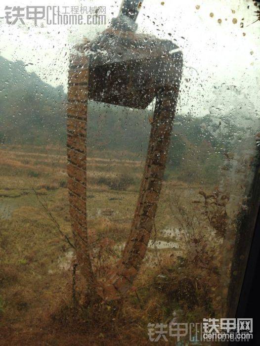 把挖機(jī)開(kāi)下山了順便把掉了的履帶挖下來(lái)
