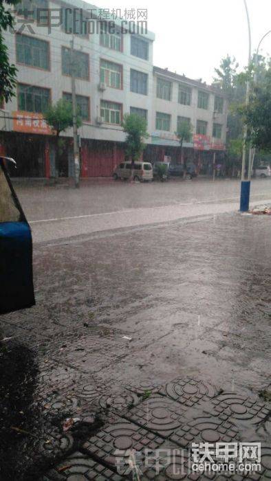 說(shuō)下就下了。暴雨
