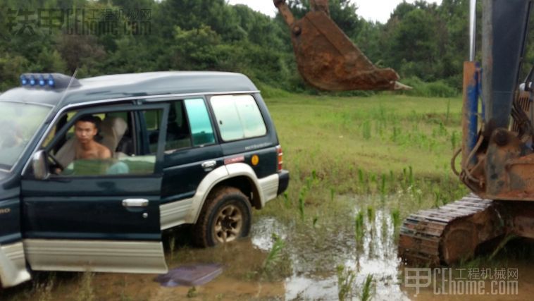 你們能這樣瘋狂嗎？越野車挑戰(zhàn)挖機。