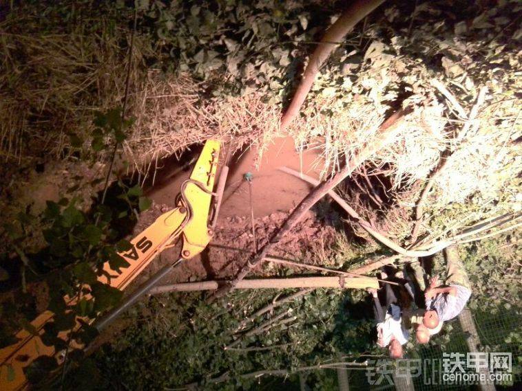 因?yàn)殡x河近下挖一米多就出水了，現(xiàn)在兩臺泵抽不完。
