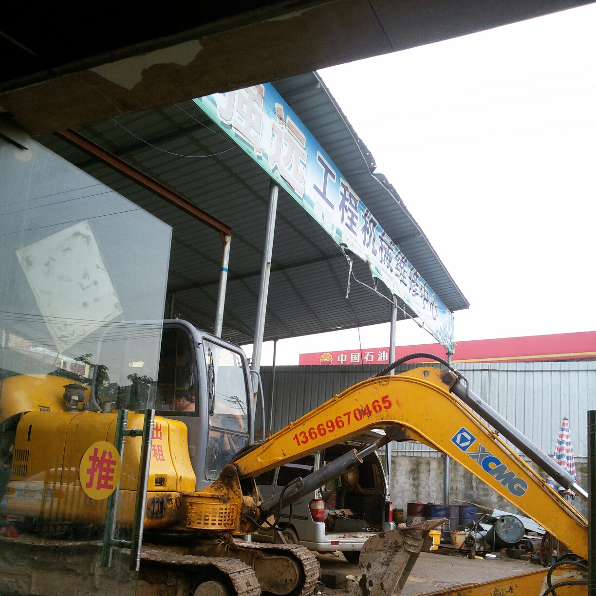 挖掘机维修工师傅都死哪去了,快来领工作吧