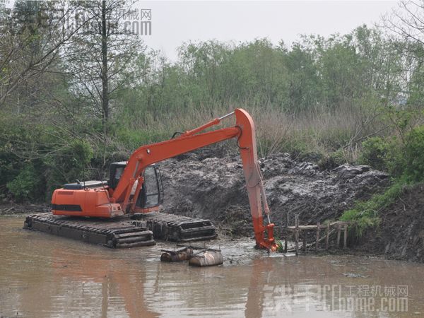 水陸兩棲挖掘機