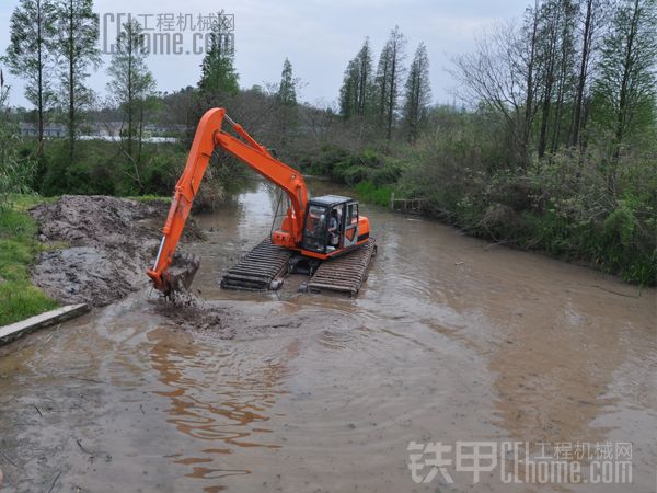 水陸兩棲挖掘機