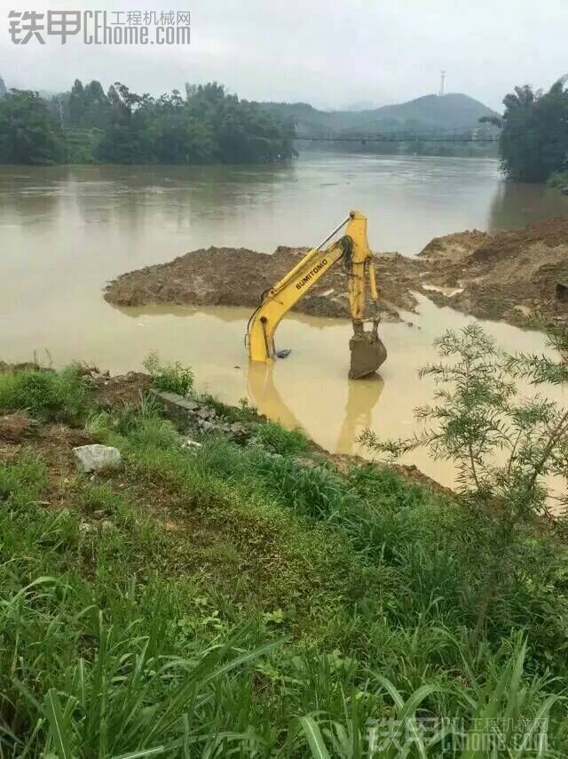 這挖掘機(jī)干嘛了？你這是下河摸魚嗎？