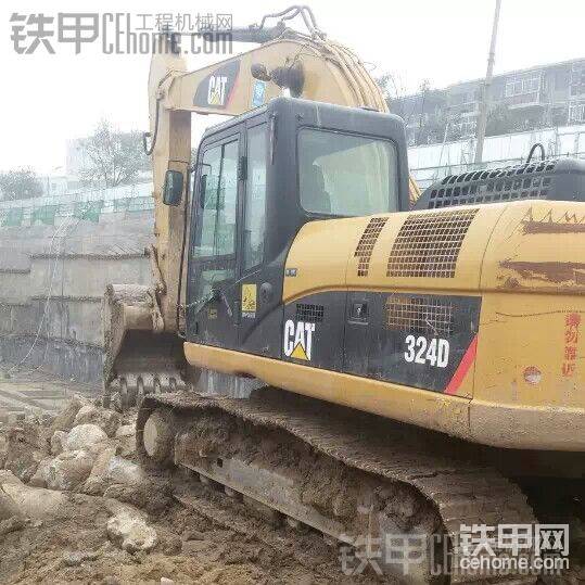 12000小時(shí)得車(chē)型，車(chē)屁股讓張偉個(gè)肉頭給刮了。
