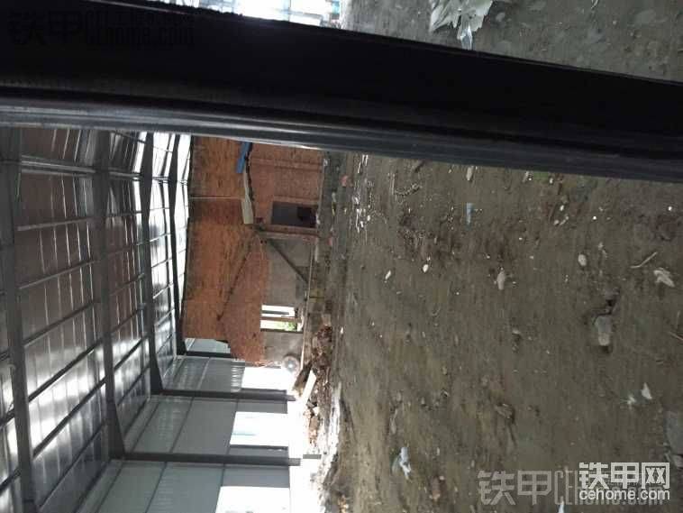 兩層樓的住房，沒有基礎良，只有水泥天花板，