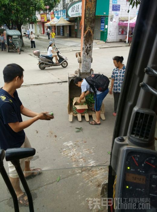 街頭排險中，要是掉下來砸到人就麻煩了