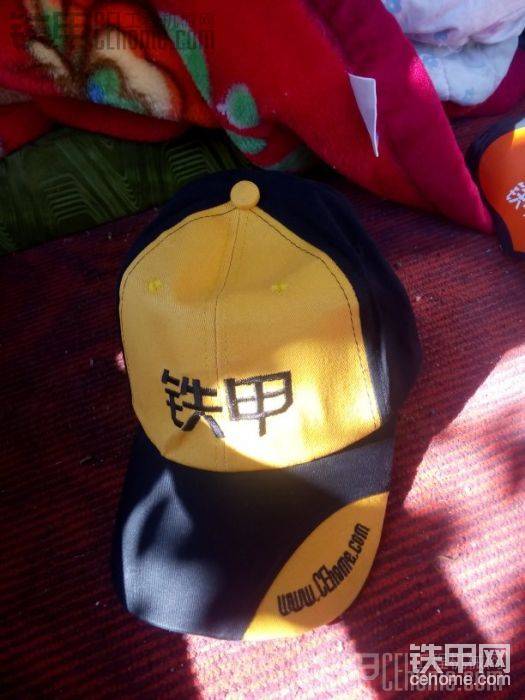 通知我中奖的姐姐很贴心送了顶铁甲帽子，很喜欢！（打电话的姐&#2