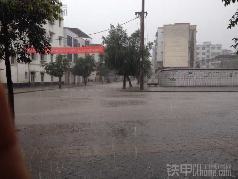 尼瑪！讓人活不，又下這么大雨。