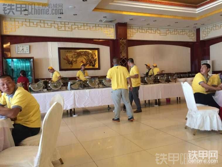 自助餐現(xiàn)場(chǎng)