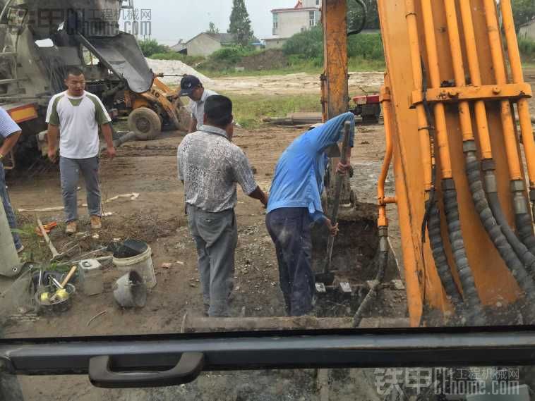 小挖機和前四后八車