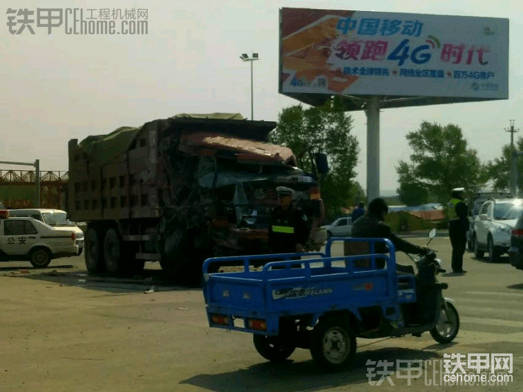 烏蘭浩特某燈崗翻斗直行搶燈追尾兩拖三水泥掛車，所以當(dāng)時滿天&#3