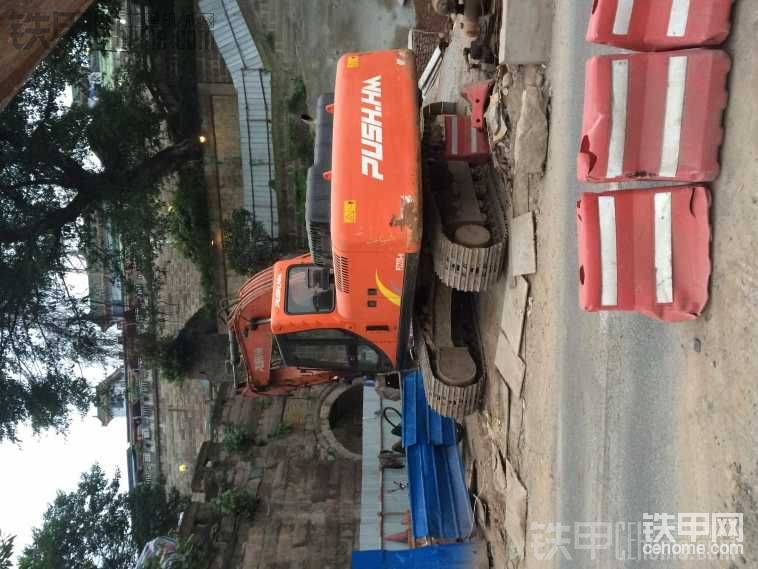 上班偶遇  普什挖機