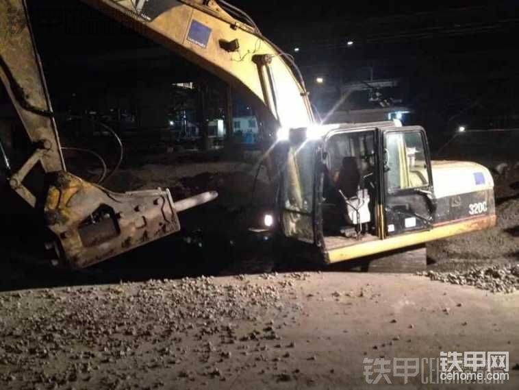 這個(gè)車發(fā)動(dòng)機(jī)大修過(guò)一次，修回來(lái)就不行，冒藍(lán)煙，
