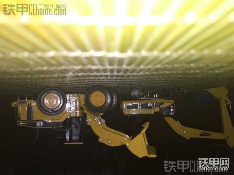 現(xiàn)在看看還是鏟車(chē)霸氣