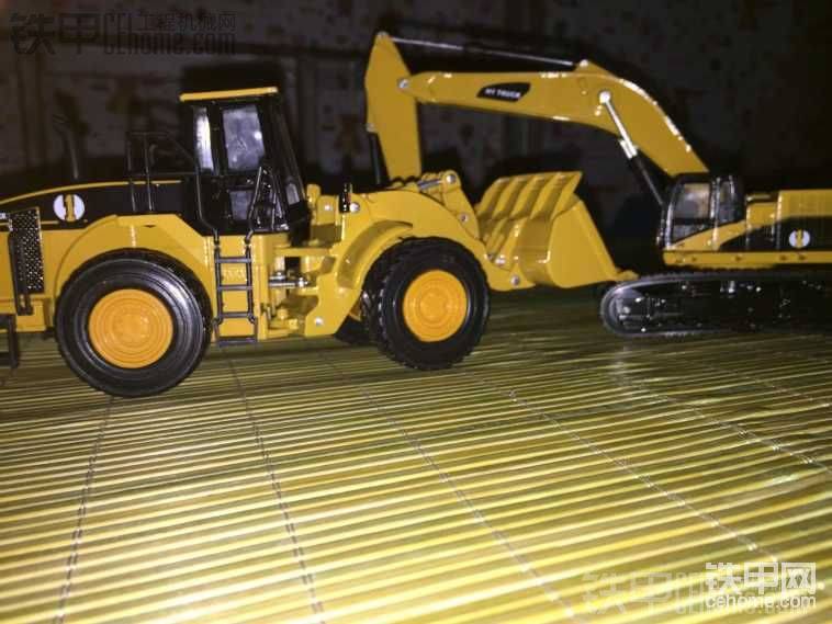 但是開(kāi)鏟車(chē)的開(kāi)挖機(jī)就沒(méi)那么熟練。