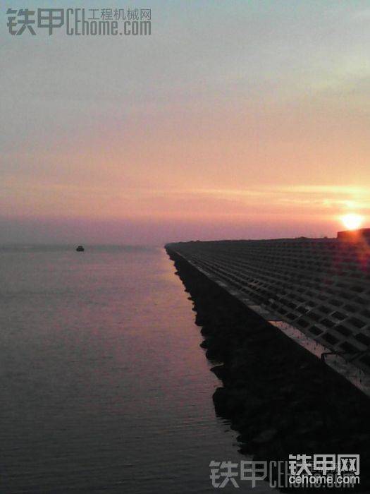 夕阳西下，海港大坝
