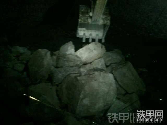码头太高了，底子没炸来，扣的都是大石头，斗根都扣断了！
