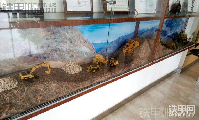 進(jìn)去大廳 首先看到的就是一排模型 在經(jīng)過人家同意之后 迅速拍了&amp;#
