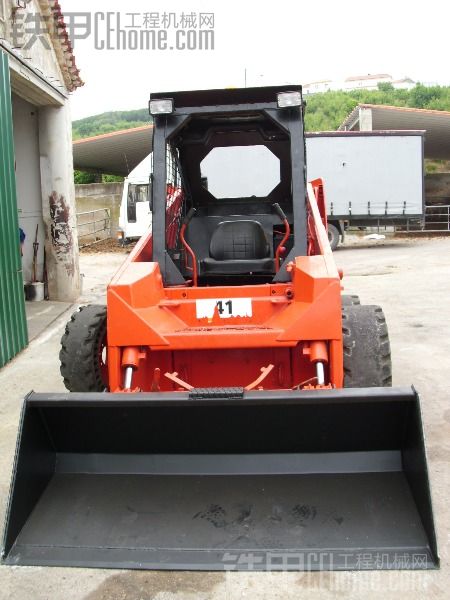 滑移裝載機(jī)Thomas 245 Skid Steer Loader