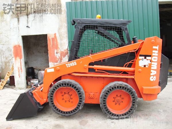 滑移裝載機(jī)Thomas 245 Skid Steer Loader