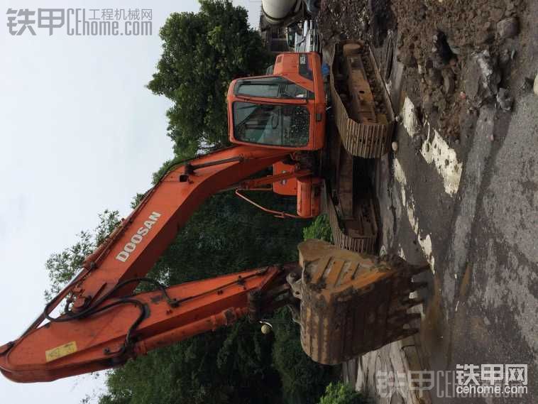 14和15年在老家開的225 這幾天沒活 在工地上曬鐵