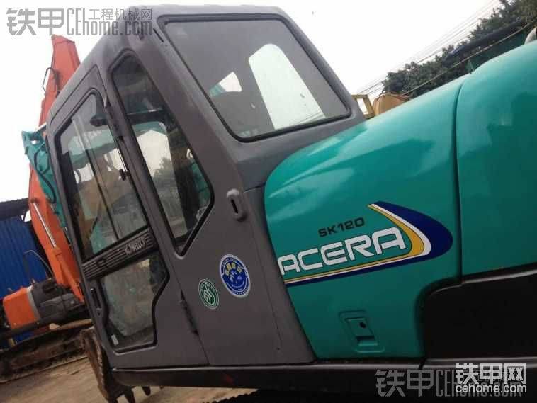 這車以前是火燒的，拆了會(huì)虧本，就這樣隨便整理了一下